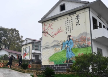 People tour in Moshan Village of Anyi County, east China's Jiangxi Province, March 11, 2021. Anyi County has put efforts into developing tourism industry by integrating natural and cultural resources.Photo:Xinhua