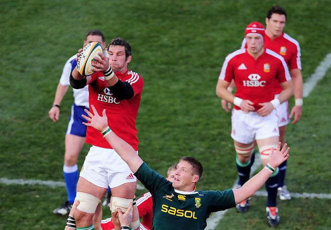 British & Irish Lions lock Simon Shaw and Bok Bakkies Botha compete at a lineout