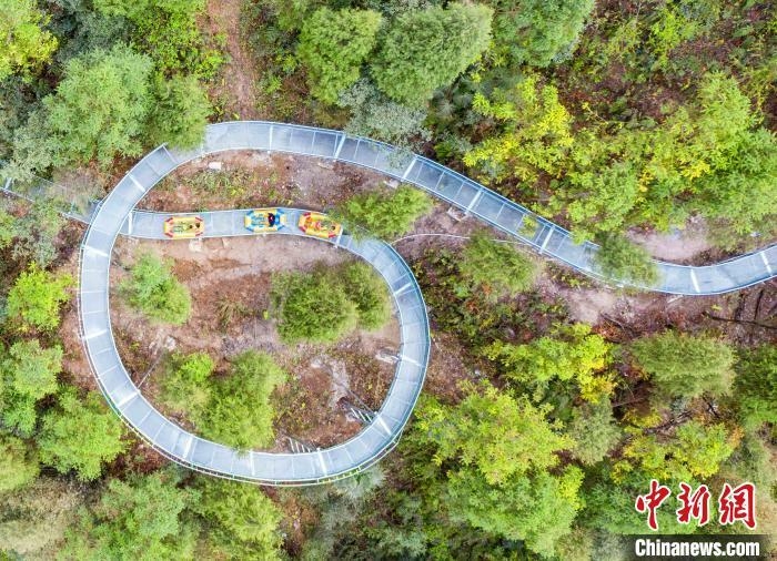 Dream-like glass water slide boosts tourism in C China