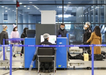 Passengers pass security checkpoint at Terminal 2 building of the Shanghai Pudong International Airport in east China's Shanghai, Nov. 24, 2020.Photo:Xinhua