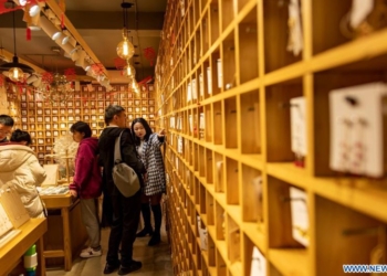 Tourists select accessories in the old town of Dali, southwest China's Yunnan Province, March 3, 2021. The charming night view of the old town of Dali attracts a lot of tourists.Photo:Xinhua