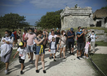 Mexico complains of mask-less tourists, closes ruin site