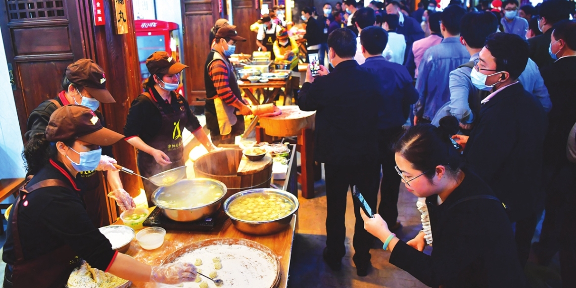 Tourists watch 15 snack makers show off traditional cooking methods on Tuesday in Wenchang Street of Shaxian county, East China's Fujian Province. Shaxian is a famous part of the nation's snack culture. Photo: cnsphoto