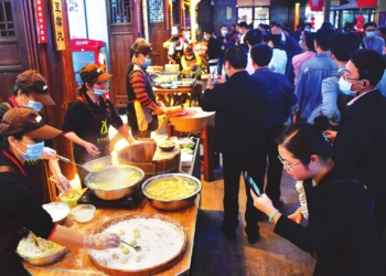 Tourists watch 15 snack makers show off traditional cooking methods on Tuesday in Wenchang Street of Shaxian county, East China's Fujian Province. Shaxian is a famous part of the nation's snack culture. Photo: cnsphoto