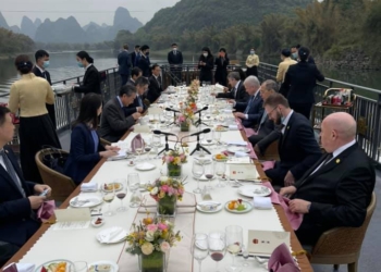 Chinese State Councilor and Foreign Minister Wang Yi arranges a working lunch for Russian guests on the Lijiang River, Guilin. Source: the Facebook account of Russian Foreign Ministry