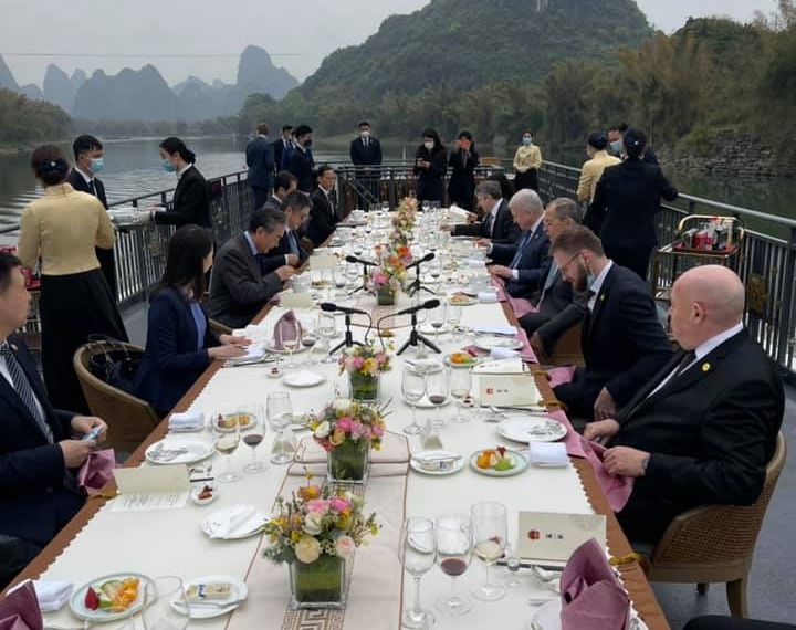 Chinese State Councilor and Foreign Minister Wang Yi arranges a working lunch for Russian guests on the Lijiang River, Guilin. Source: the Facebook account of Russian Foreign Ministry