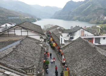 Aerial photo taken on March 19, 2021 shows tourists visiting the ancient Houliu Township in Shiquan County of Ankang City, northwest China's Shaanxi Province. Shiquan County has boosted tourism to promote rural vitalization and develop the local economy.  Photo:Xinhua