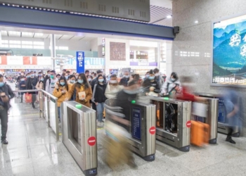 Passengers check in at Chongqingbei Railway Station in Chongqing, southwest China, Feb. 17, 2021. Wednesday marks the last day of the Spring Festival holiday. As railway stations entered the travel rush of returning passengers, Chongqing railroad department took messures to ensure that passengers travel easily and safely. (Xinhua/Huang Wei)