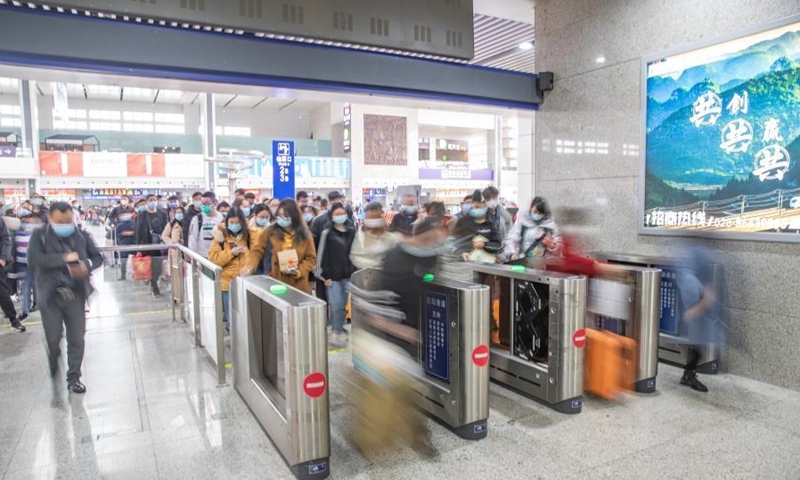 Passengers check in at Chongqingbei Railway Station in Chongqing, southwest China, Feb. 17, 2021. Wednesday marks the last day of the Spring Festival holiday. As railway stations entered the travel rush of returning passengers, Chongqing railroad department took messures to ensure that passengers travel easily and safely. (Xinhua/Huang Wei)