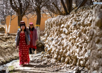 Villagers walk on a road in Bageaigezi Villge of Akto County, northwest China's Xinjiang Uygur Autonomous Region, March 31, 2021. Local farmers and herdsmen in the mountainous area of Pamirs have seen their life turning better with the development of tourism and the improvement of infrastructure.  Photo: Xinhua