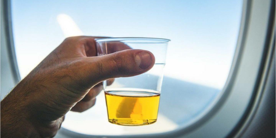 Hard liquor alcohol service to return on United Airlines flights - Travel News, Insights & Resources.