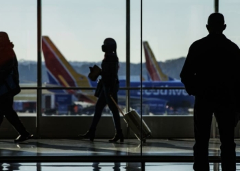 Two major airline CEOs question the need for masks on - Travel News, Insights & Resources.