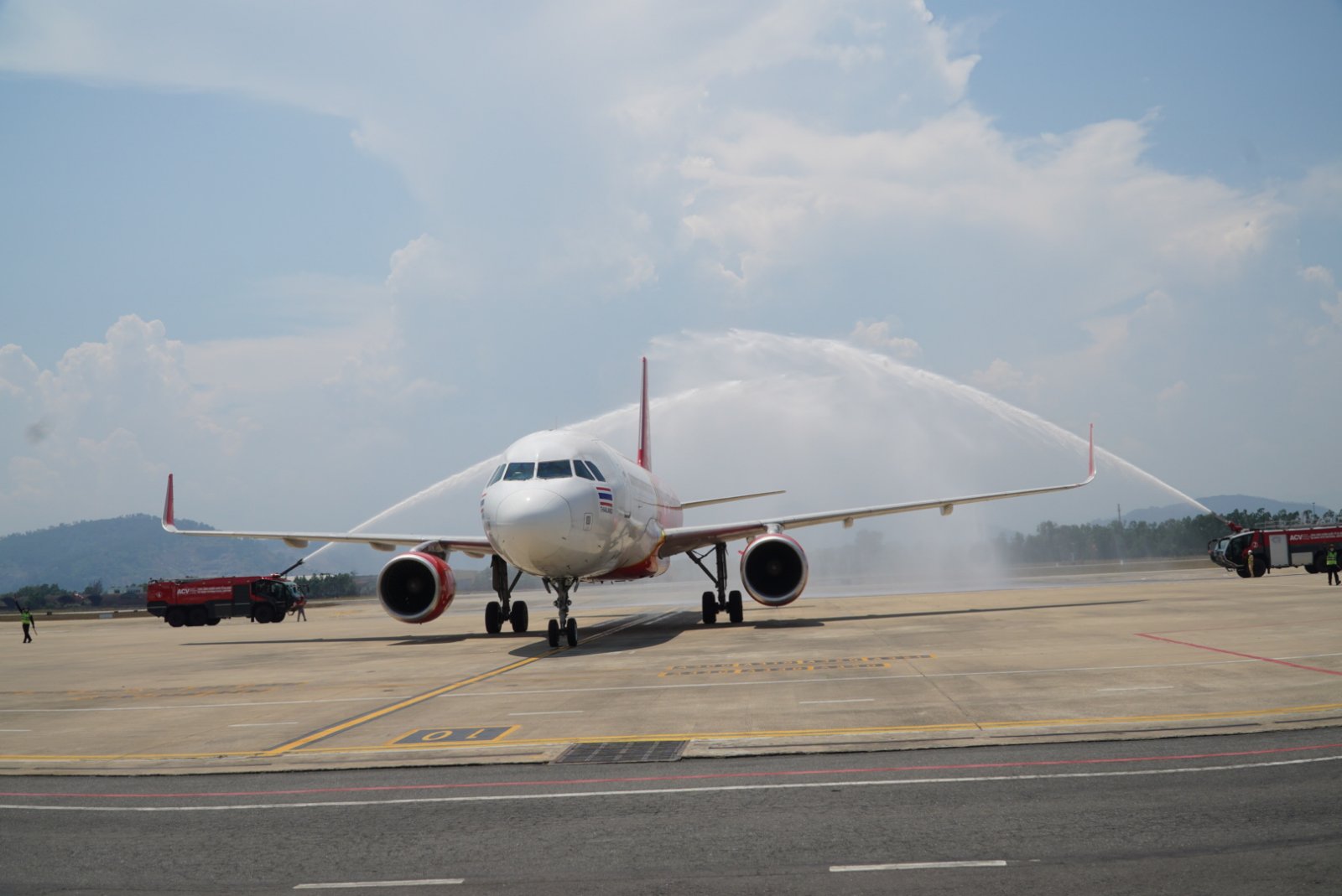 Jubilant activities at the arrival terminal to welcome back Thai passengers to Da Nang.