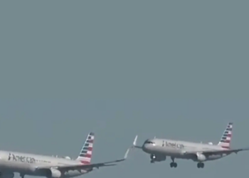 WATCH Two American Airlines A321 Flights Land Side By Side - Travel News, Insights & Resources.