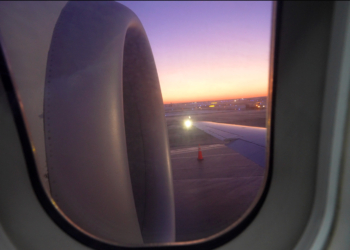 Video Gotta love a jet engine in your ear Delta - Travel News, Insights & Resources.