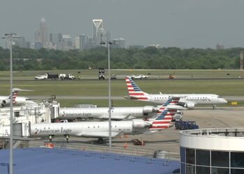 American Airlines flight veers off runway in Charlotte - Travel News, Insights & Resources.