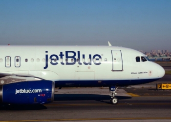 Trump supporting couple kicked off JetBlue flight after using homophobic slur - Travel News, Insights & Resources.