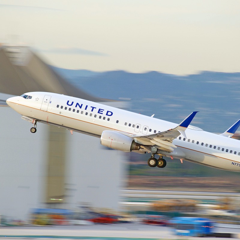 united airlines airplane taking off - Travel News, Insights & Resources.