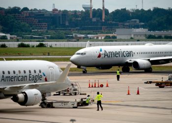 American Airlines is tripling pilots pay after a scheduling glitch - Travel News, Insights & Resources.