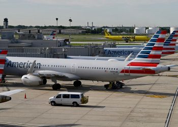 Amid delays American Airlines earns 476 million on record revenue - Travel News, Insights & Resources.