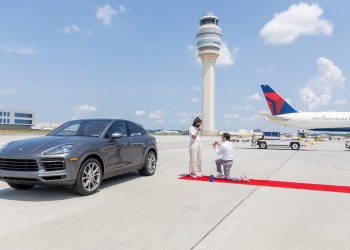 Delta Diamond Medallion Gets Engaged On Tarmac In Atlanta - Travel News, Insights & Resources.