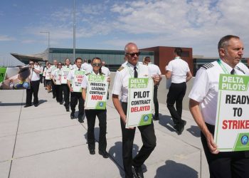 Delta pilots picket across the country ahead of the holiday - Travel News, Insights & Resources.