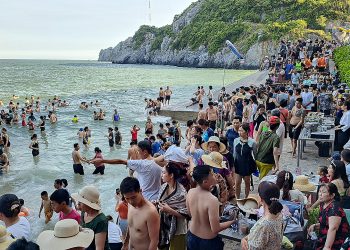 Summer holiday overcrowding tests tourists endurance VnExpress International - Travel News, Insights & Resources.