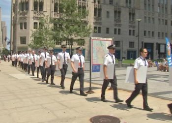 American Airlines pilots picket on Michigan Avenue - Travel News, Insights & Resources.