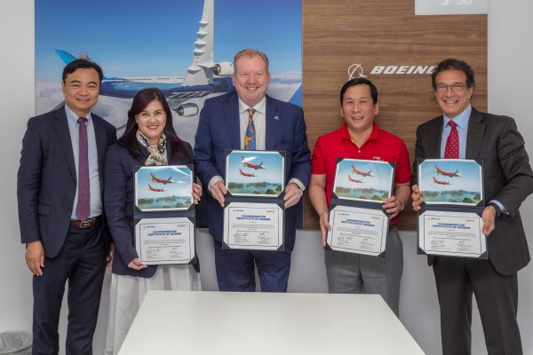 Leadership of Vietjet and Boeing sign the agreement at Farnborough Airshow - Travel News, Insights & Resources.