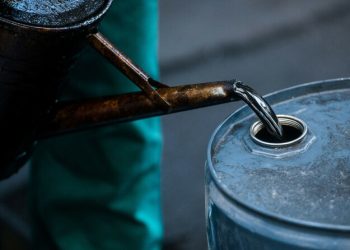 Oil falls as China COVID spike dampens demand outlook - Travel News, Insights & Resources.