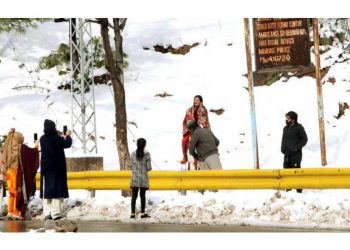 Tourists throng hilly areas to enjoy snowfall The Express - Travel News, Insights & Resources.