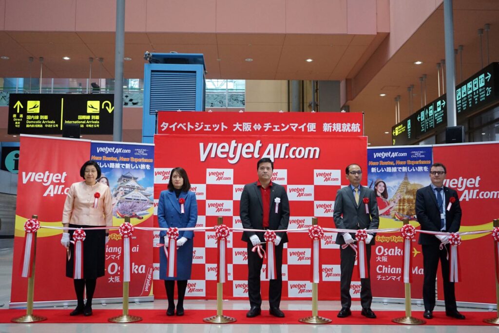 Mr. Luong Truong An Executive Vice President of Thai Vietjet center during the welcome ceremony of the new direct flight Chiang Mai Osaka at Kansai International Airport. - Travel News, Insights & Resources.