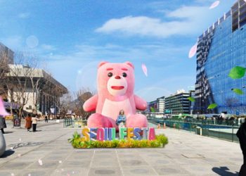 Experience Authentic Seoul Encounter Bellygom at Gwanghwamun Square - Travel News, Insights & Resources.