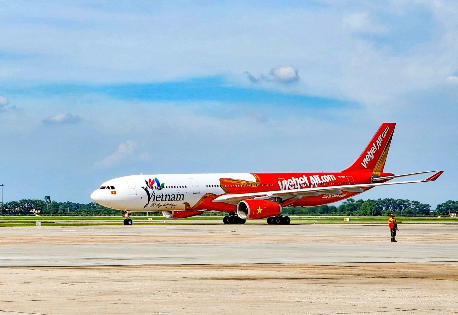 Vietjet Airbus A330 with special livery