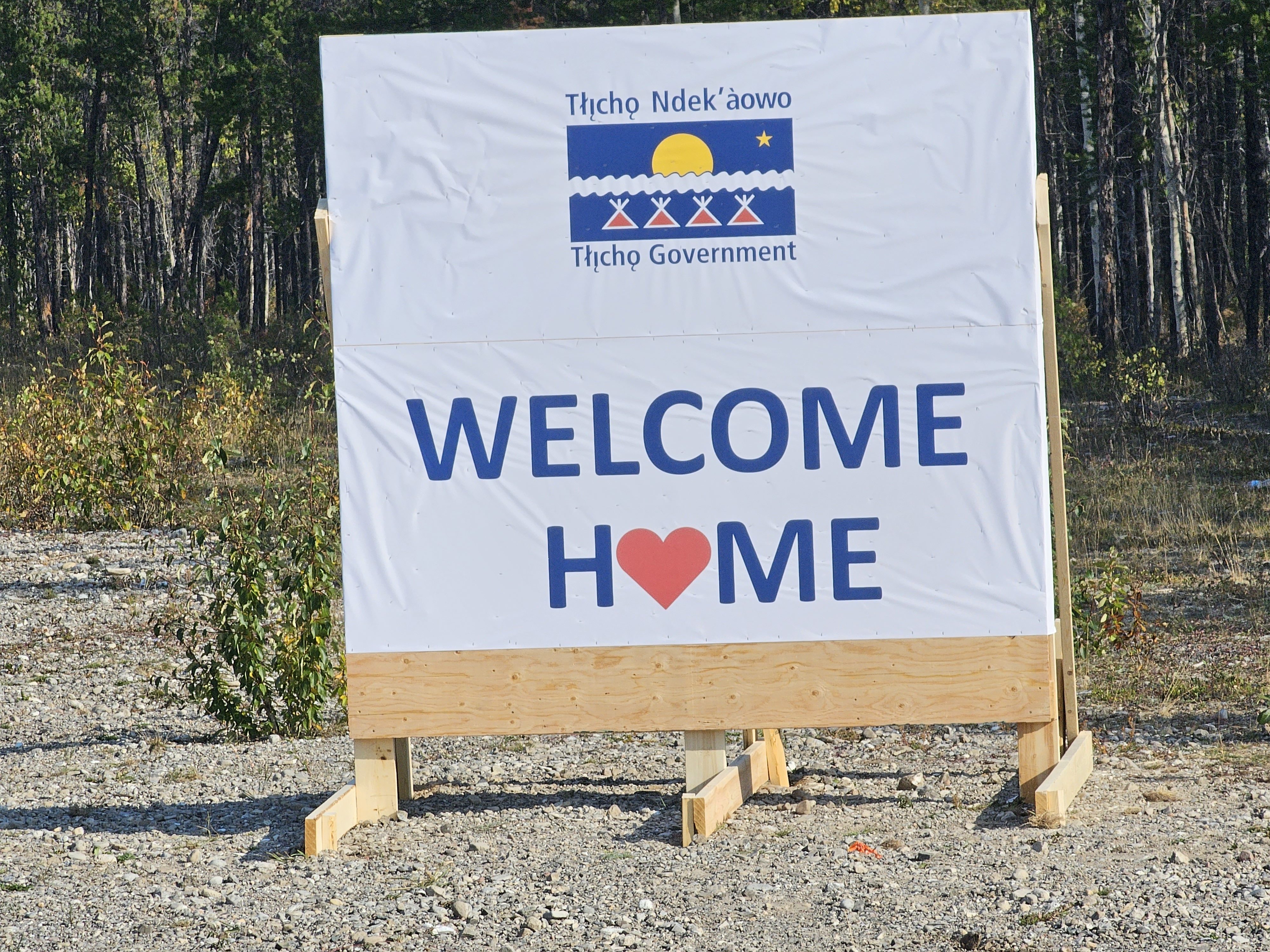 A Tłı̨chǫ Government sign reads "welcome home." Ollie Williams/Cabin Radio