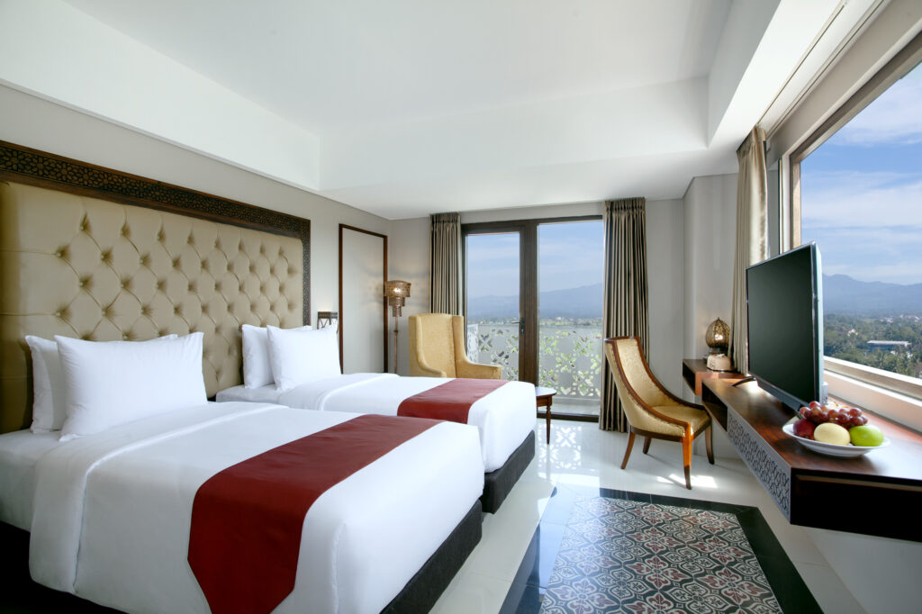 Alhambra Hotel Convention BW Signature Collection Room - Travel News, Insights & Resources.