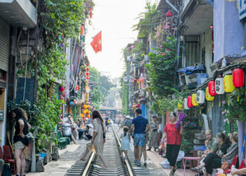 Hanoi Old railway cafes shut down new coffee shops open - Travel News, Insights & Resources.