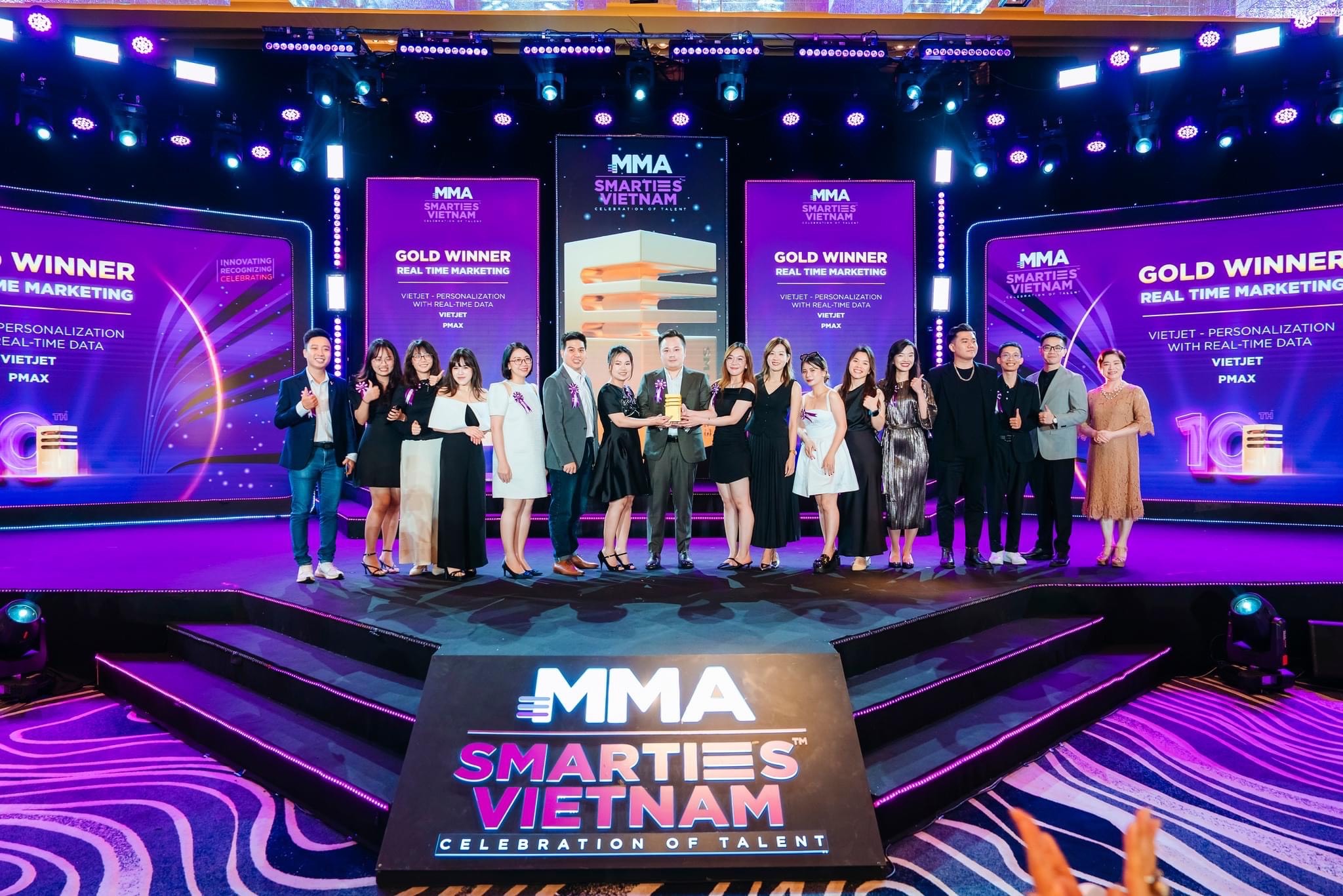 Đại diện của Vietjet và PMAX nhận cúp vàng với hạng mục Real Time Marketing tại MMA Smarties 2023. Ảnh: MMA Vietnam