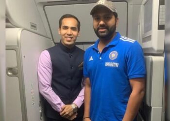 Virat Kohli Rohit Sharma and Others Click Photos With Vistara - Travel News, Insights & Resources.