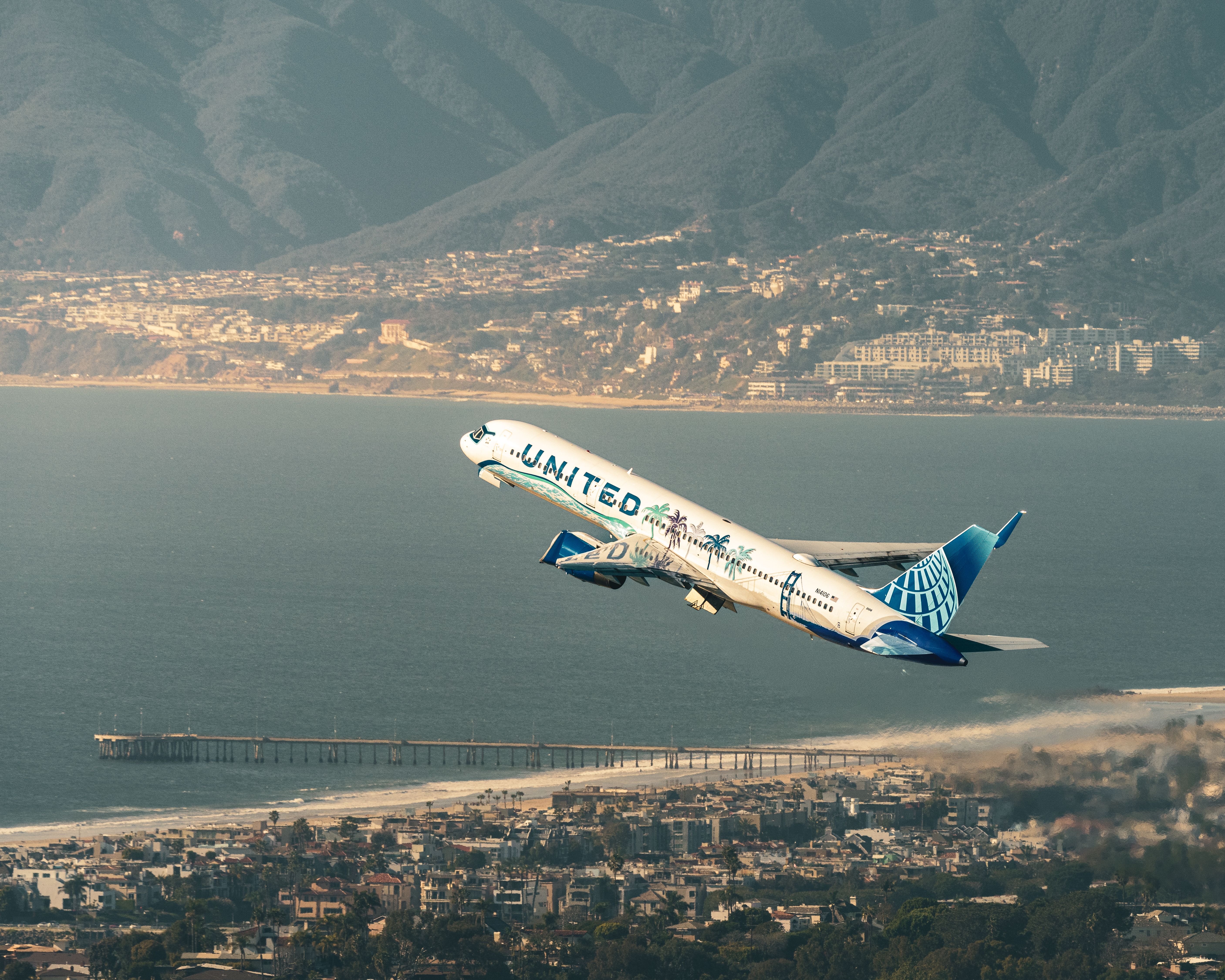 N14106 United Airlines (Her Art Here-California Livery) Boeing 757-224 (1)