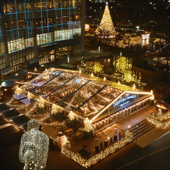 Lotte Deparment Store Jamsil's Christmas market in Songpa District, southern Seoul, continues until Christmas Day. [LOTTE DEPARTMENT STORE]