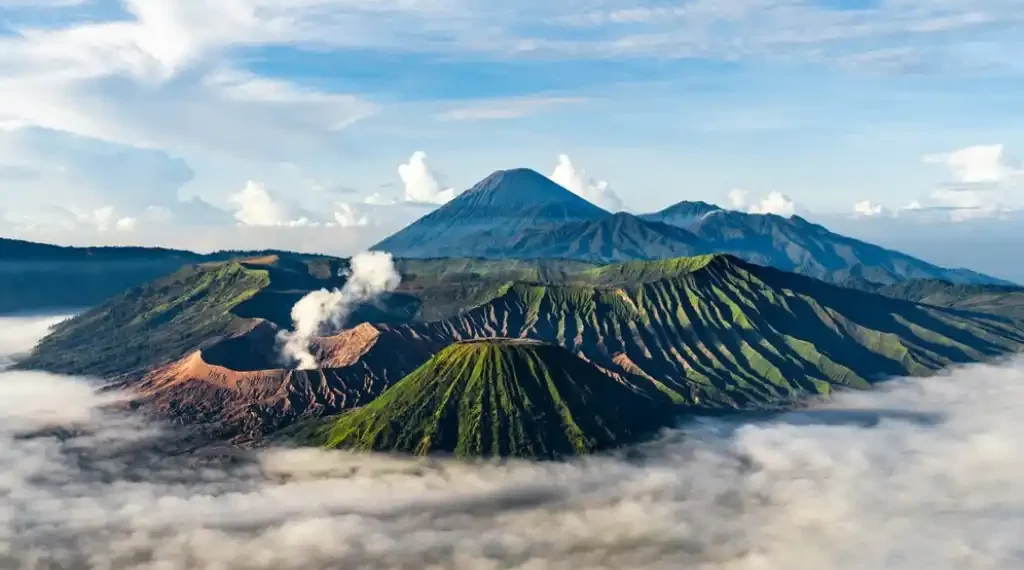 Enam Destinasi Keren di Indonesia untuk Liburan versi Agoda.webp - Travel News, Insights & Resources.