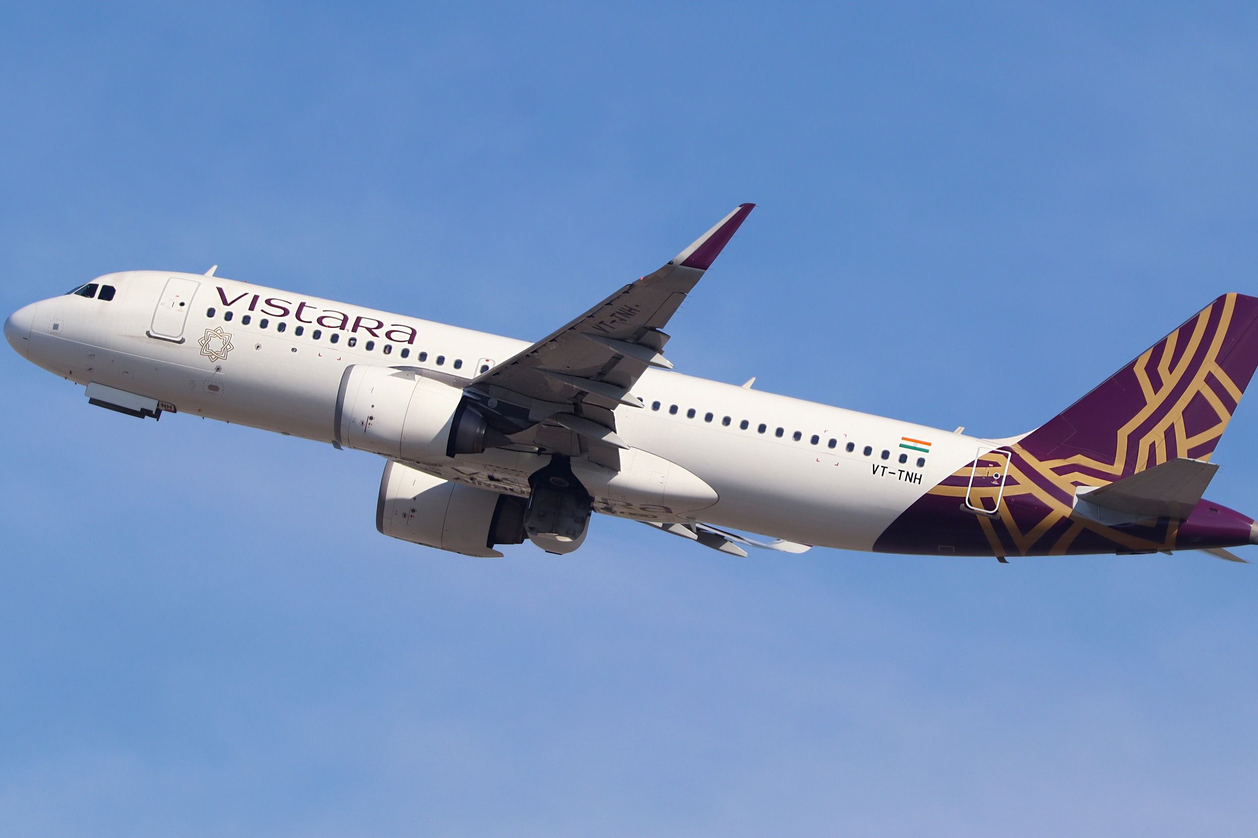 Vistara Airbus A320neo departing