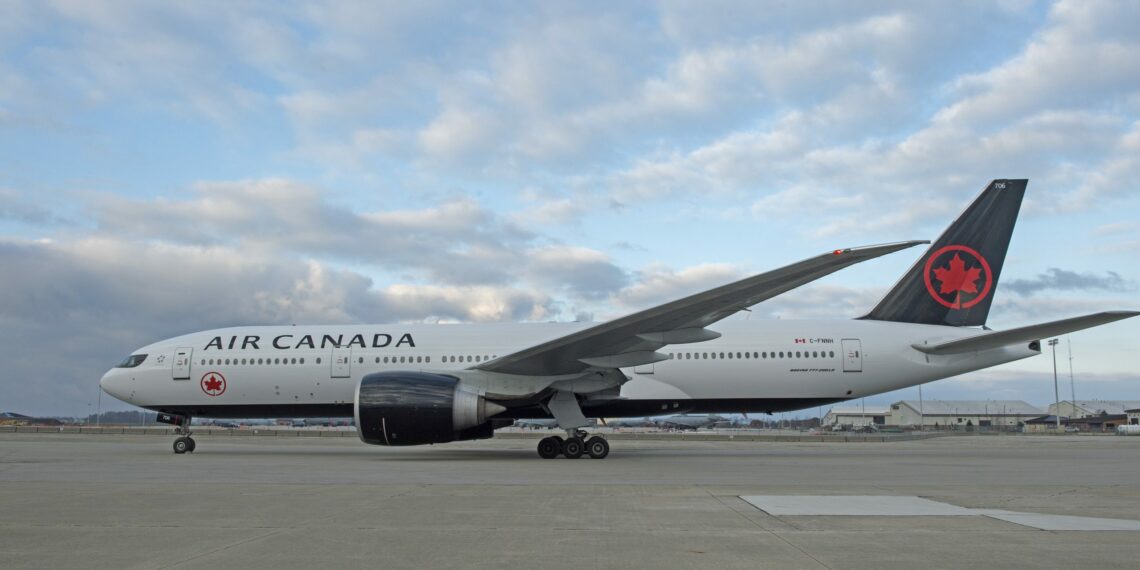 Air Canada passenger falls on tarmac after opening plane door.jpg112292 - Travel News, Insights & Resources.