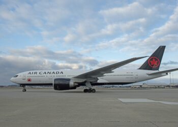 Air Canada passenger falls on tarmac after opening plane door.jpg112292 - Travel News, Insights & Resources.