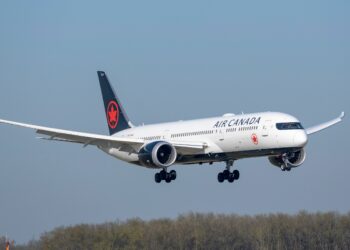 Elderly Air Canada Passenger Tries To Open Boeing 787 Door - Travel News, Insights & Resources.