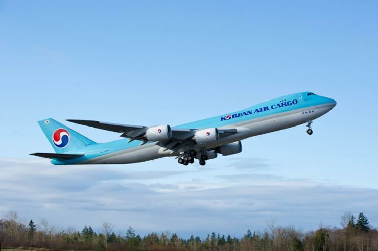 Korean Air plane bumps parked Cathay Pacific aircraft at Japanese - Travel News, Insights & Resources.