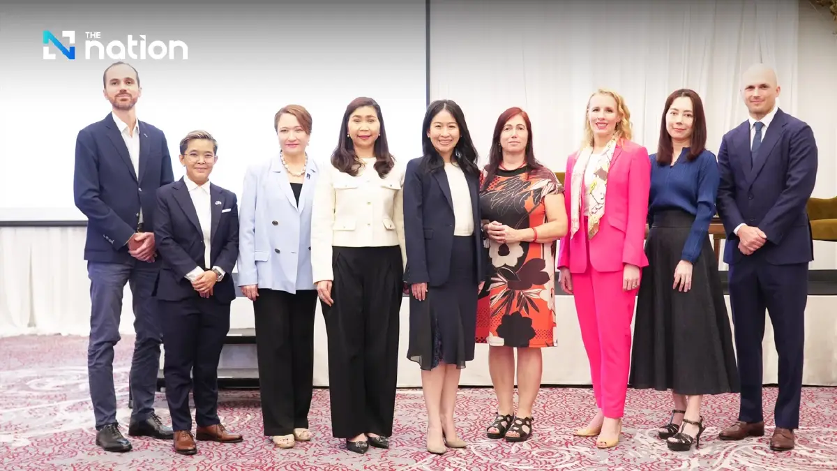 (from left) Davide Besana, Khemika Ratanakul, Marisa Sukosol Nunbhakdi, Rachada Wanichakorn, Representative from Commerce Ministry, Sara Rezoagli, Kelly Stange, Yanee Leoywanichialearn and Liam Cordingley