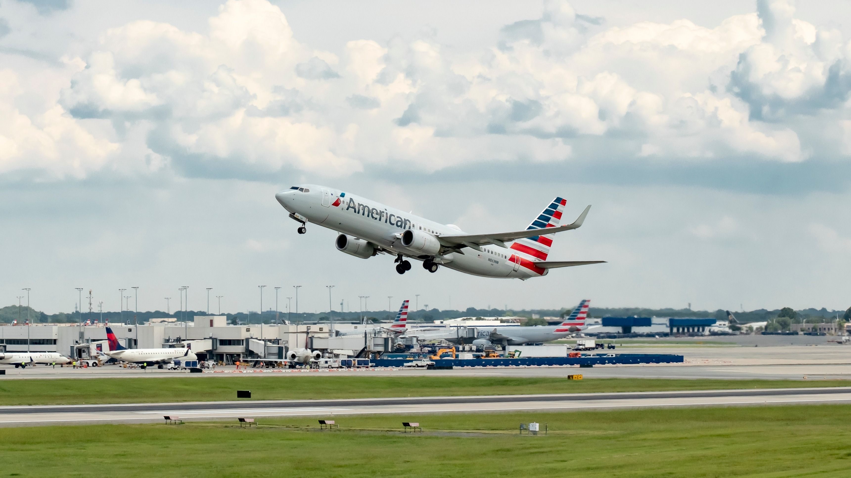 An American Airlines Boeing 737-823 taking off from Charlotte Douglas International Airport. 