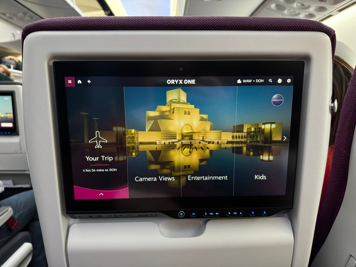 Qatar Airways economy WAW DOH 787 IFE Oryx One